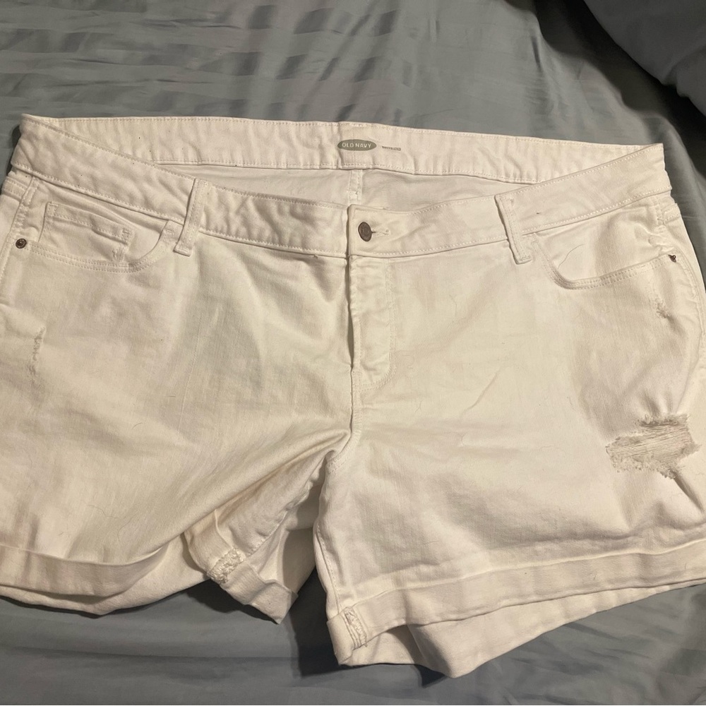 Women’s Old Navy plus size white denim shorts. 22W